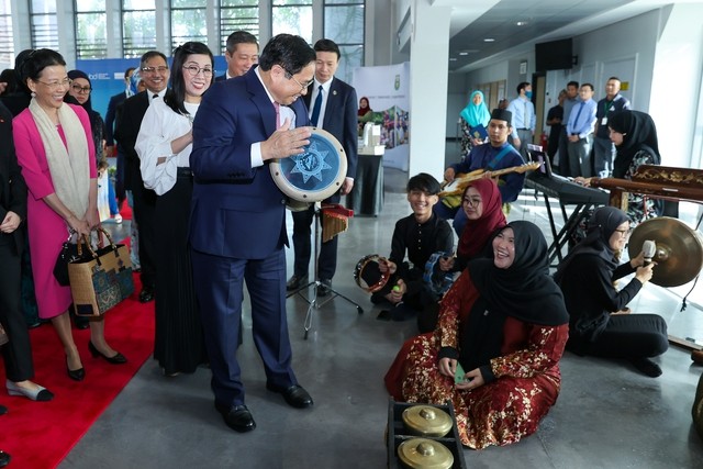 Thủ tướng thăm Đại học Quốc gia và lớp học tiếng Việt tại Brunei Thủ tướng thăm Đại học Quốc gia và lớp học tiếng Việt tại Brunei