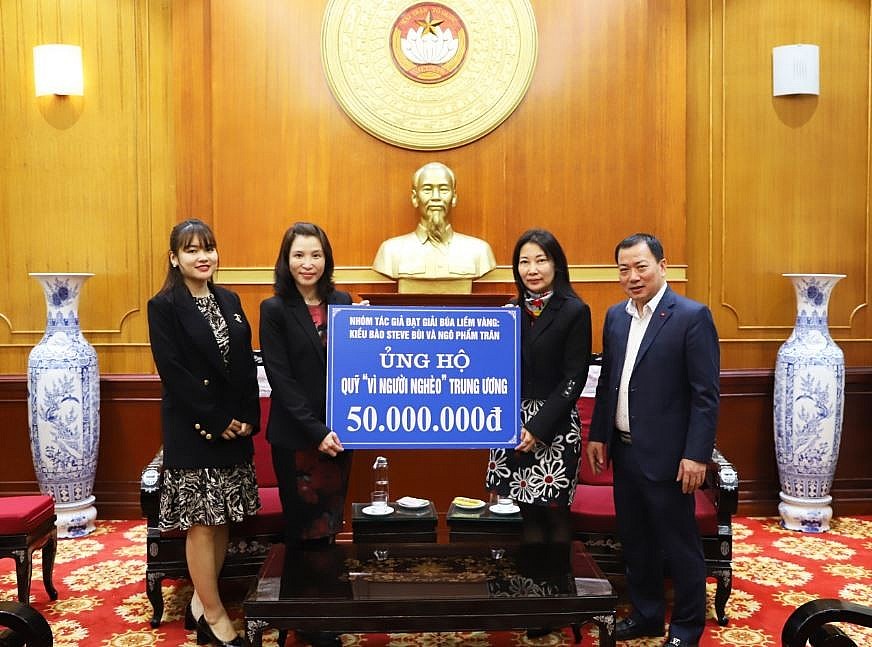 Golden Hammer and Sickle Award Overseas Winners Donate Their Prize to the Poor Golden Hammer and Sickle Award Overseas Winners Donate Their Prize to the Poor
