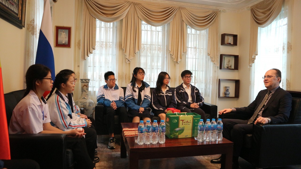 Ambassador Meets Russian-taught Pupils in Vietnamese Specialized Schools Ambassador Meets Russian-taught Pupils in Vietnamese Specialized Schools