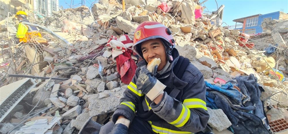 Phút nghỉ giải lao ăn bánh mì của thành viên Đoàn công tác. Phút nghỉ giải lao ăn bánh mì của thành viên Đoàn công tác.