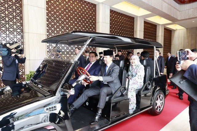 Sultan of Brunei Hassanal Bolkiah drove Prime Minister Pham Minh Chinh and his wife to visit the Royal Palace and attended the reception. Photo: VGP Sultan of Brunei Hassanal Bolkiah drove Prime Minister Pham Minh Chinh and his wife to visit the Royal Palace and attended the reception. Photo: VGP