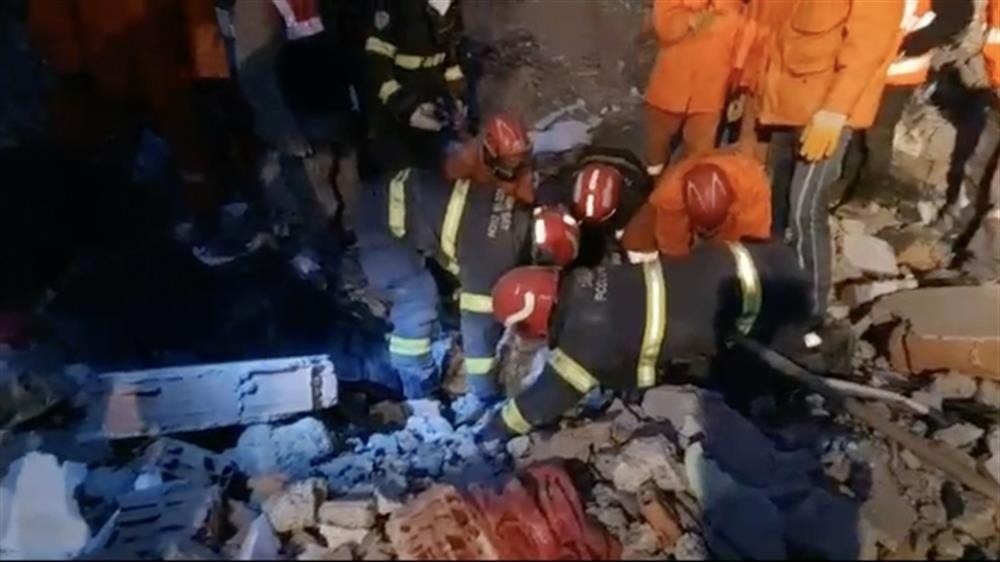 Lực lượng CNCH hai nước Việt Nam và Pakistan triển khai phương án đưa thi thể nạn nhân ra ngoài. Lực lượng CNCH hai nước Việt Nam và Pakistan triển khai phương án đưa thi thể nạn nhân ra ngoài.