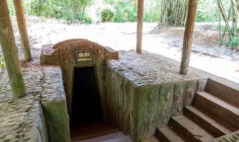 Lối vào địa đạo Củ Chi. Ảnh: Sưu tầm.