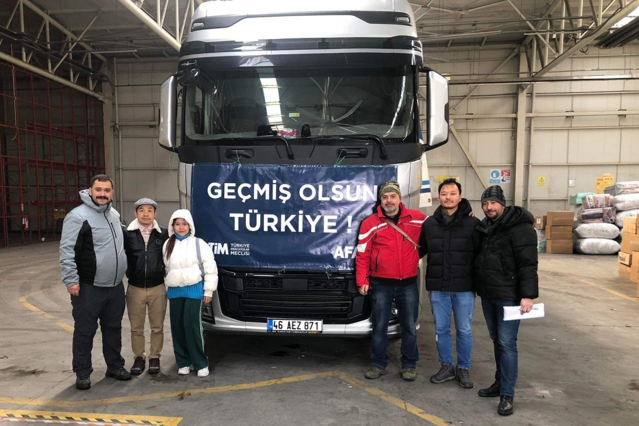 Vietnamese People Stand by Turkey During the Hard Time Vietnamese People Stand by Turkey During the Hard Time