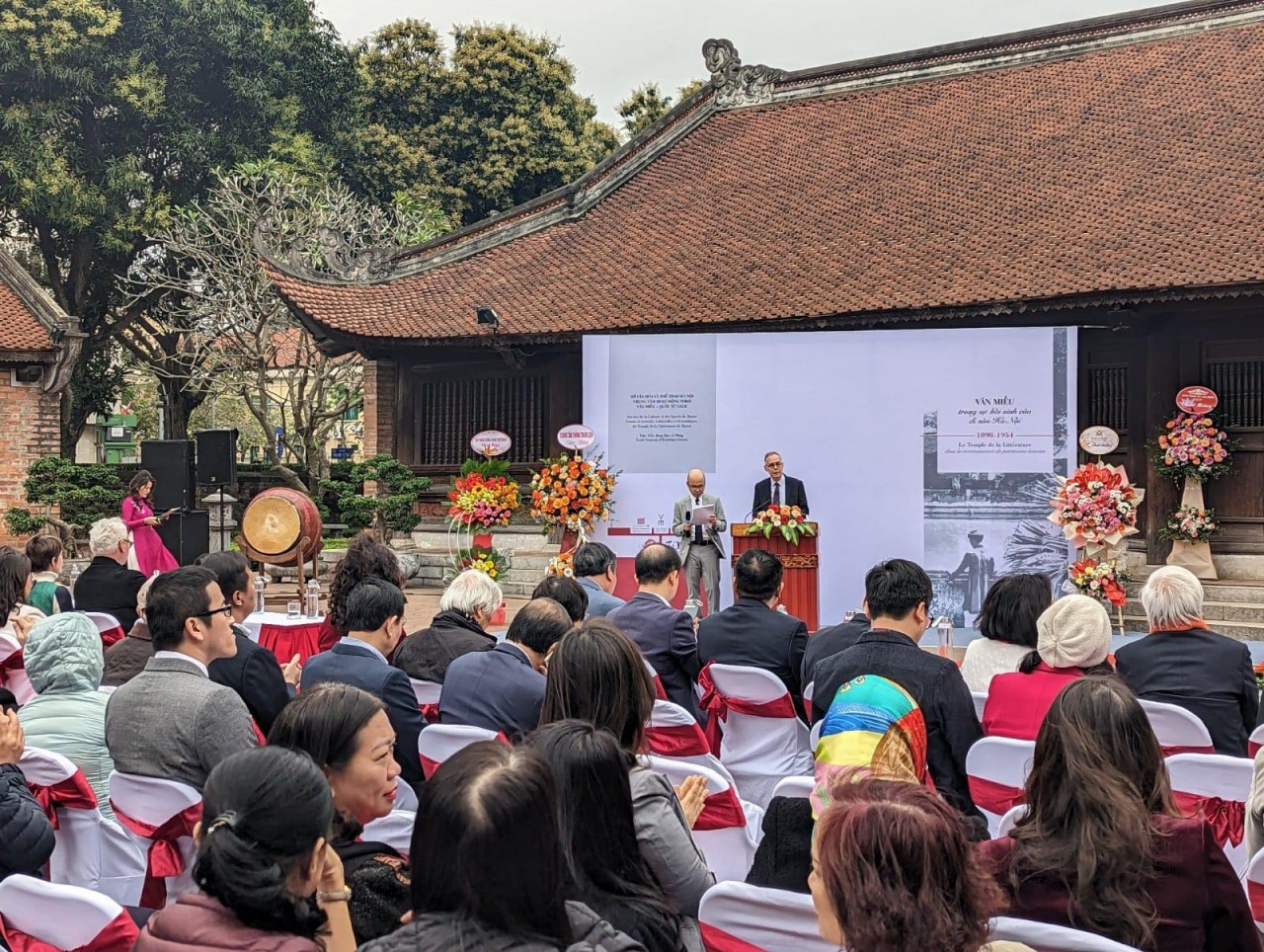 khai mạc triển lãm “Văn Miếu trong sự hồi sinh di sản của Hà Nội giai đoạn 1898-1954” (Ảnh: Đại sứ quán Pháp tại Việt Nam). khai mạc triển lãm “Văn Miếu trong sự hồi sinh di sản của Hà Nội giai đoạn 1898-1954” (Ảnh: Đại sứ quán Pháp tại Việt Nam).