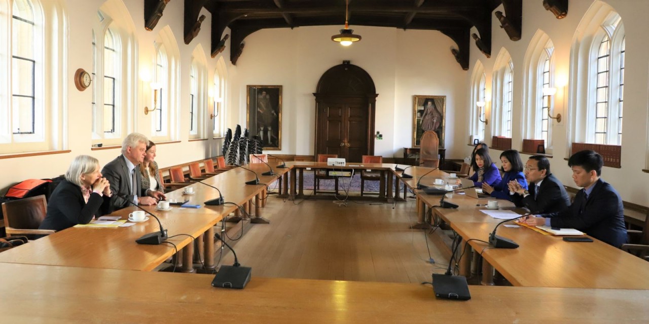 Thúc đẩy hợp tác với ĐH Cambridge trong tăng trưởng xanh và KHCN Thúc đẩy hợp tác với ĐH Cambridge trong tăng trưởng xanh và KHCN