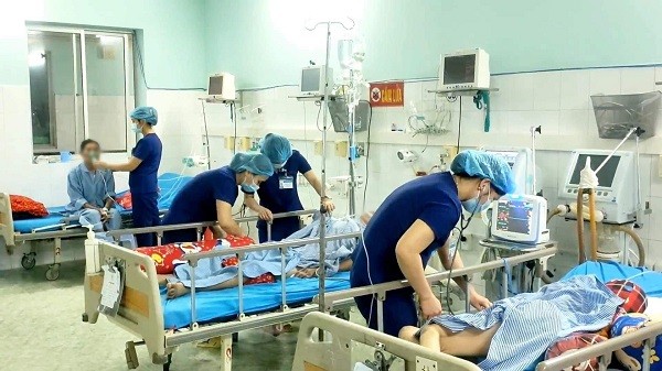 Các bác sĩ chăm sóc sức khỏe cho bệnh nhân tại BV Đa khoa tỉnh Tuyên Quang (Ảnh: BHXH Việt Nam). Các bác sĩ chăm sóc sức khỏe cho bệnh nhân tại BV Đa khoa tỉnh Tuyên Quang (Ảnh: BHXH Việt Nam).