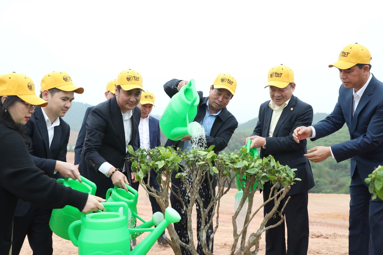 Phát động trồng cây phủ xanh 16 ha dự án sân golf tại tỉnh Phú Thọ Phát động trồng cây phủ xanh 16 ha dự án sân golf tại tỉnh Phú Thọ