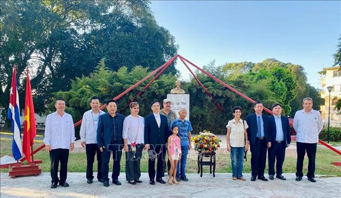 Flowers offered at Monument of President Ho Chi Minh in Havana. Photo: VNA Flowers offered at Monument of President Ho Chi Minh in Havana. Photo: VNA