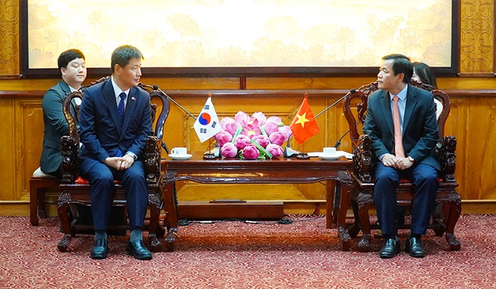 Chủ tịch UBND tỉnh Nguyễn Văn Phương (phải) trao đổi với ông Kang Boo Sung tại buổi tiếp Chủ tịch UBND tỉnh Nguyễn Văn Phương (phải) trao đổi với ông Kang Boo Sung tại buổi tiếp