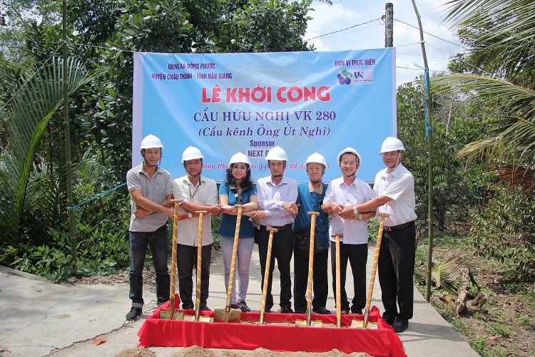 Các thế hệ Việt kiều bền bỉ kết nối 280 nhịp cầu yêu thương Các thế hệ Việt kiều bền bỉ kết nối 280 nhịp cầu yêu thương