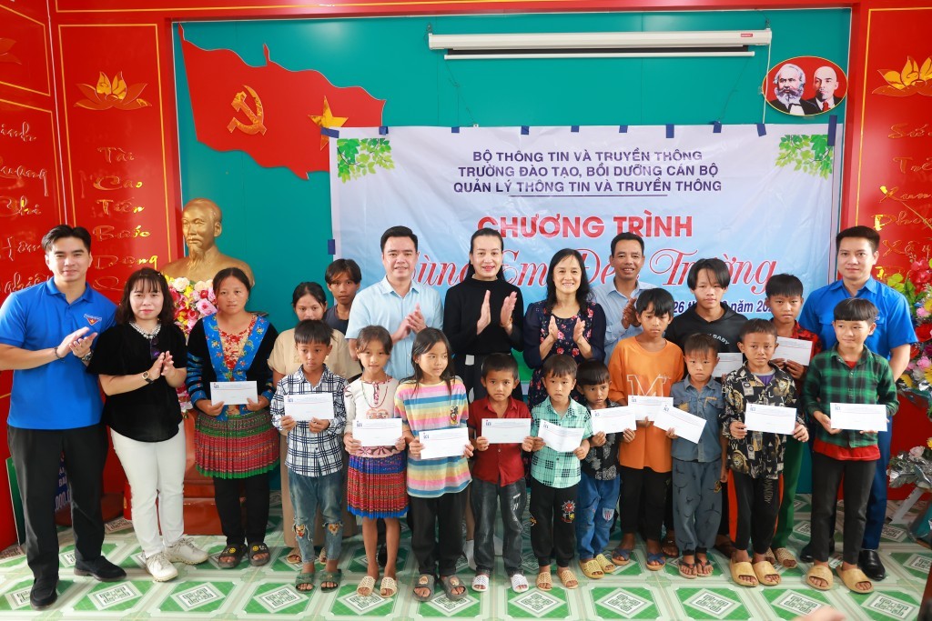 Đại diện Trường đào tạo, Vinamilk và các học viên lớp tập huấn cùng đến thăm, tặng quà cho các em nhỏ có hoàn cảnh khó khăn, học tập tốt tại xã Trung Chải, huyện Nậm Nhùn, tỉnh Lai Châu. Đại diện Trường đào tạo, Vinamilk và các học viên lớp tập huấn cùng đến thăm, tặng quà cho các em nhỏ có hoàn cảnh khó khăn, học tập tốt tại xã Trung Chải, huyện Nậm Nhùn, tỉnh Lai Châu.
