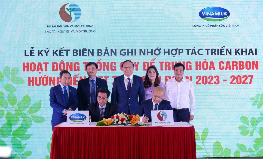 Báo Tài nguyên và Môi trường - Công ty Vinamilk Việt Nam ký kết Biên bản ghi nhớ hợp tác triển khai Hoạt động trồng cây để trung hòa Carbon hướng đến Net Zero giai đoạn 2023 – 2027. Báo Tài nguyên và Môi trường - Công ty Vinamilk Việt Nam ký kết Biên bản ghi nhớ hợp tác triển khai Hoạt động trồng cây để trung hòa Carbon hướng đến Net Zero giai đoạn 2023 – 2027.