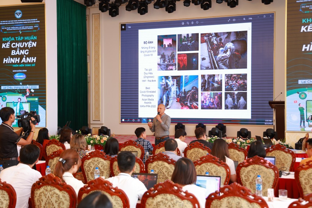 Với nội dung thiết thực, khóa tập huấn “Kể chuyện bằng hình ảnh trên các loại hình truyền thông” thu hút hơn 40 phóng viên ảnh và biên tập viên tại khu vực phía Bắc. Với nội dung thiết thực, khóa tập huấn “Kể chuyện bằng hình ảnh trên các loại hình truyền thông” thu hút hơn 40 phóng viên ảnh và biên tập viên tại khu vực phía Bắc.