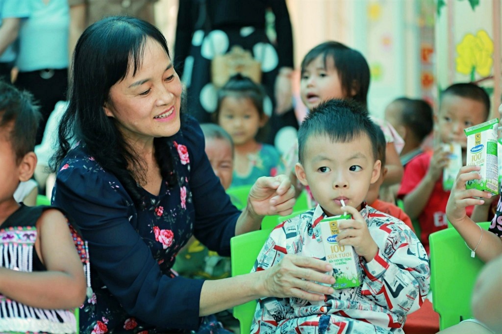 Ngoài các suất học bổng, các em nhỏ ở địa phương cũng được tặng những sản phẩm sữa dinh dưỡng Vinamilk. Ngoài các suất học bổng, các em nhỏ ở địa phương cũng được tặng những sản phẩm sữa dinh dưỡng Vinamilk.