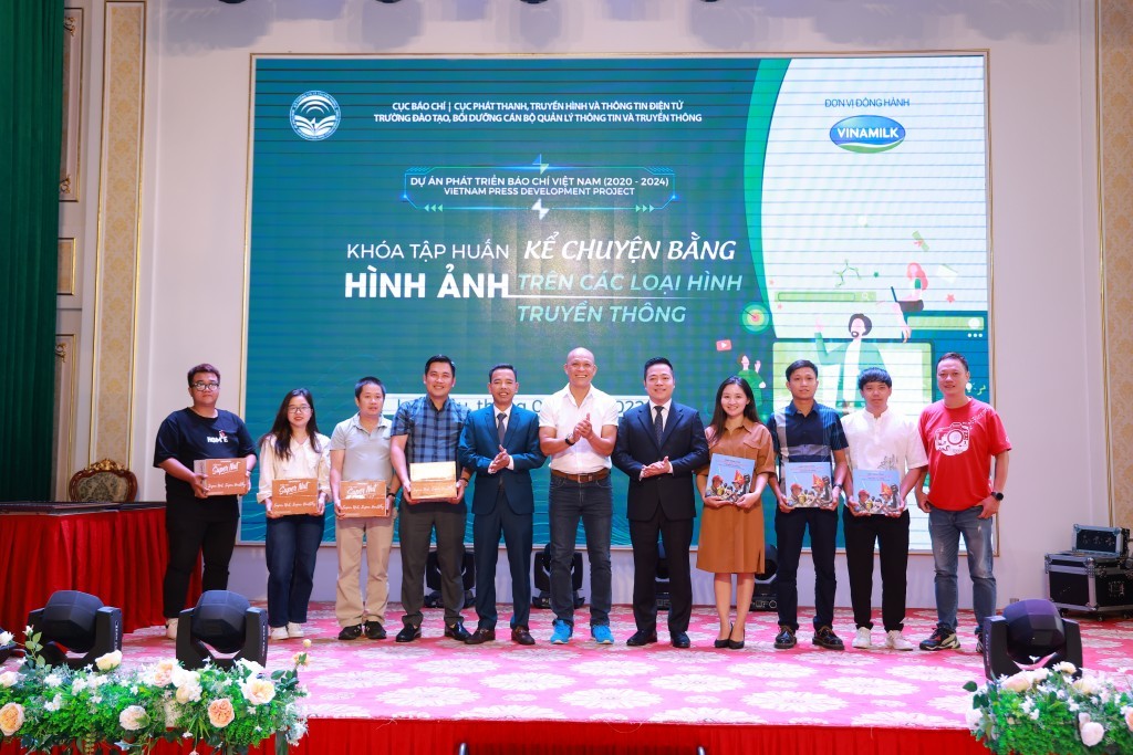 Khóa tập huấn và chương trình thiện nguyện “Cùng em đến trường” đã để lại những kỷ niệm đẹp, ý nghĩa cho người tham dự. Khóa tập huấn và chương trình thiện nguyện “Cùng em đến trường” đã để lại những kỷ niệm đẹp, ý nghĩa cho người tham dự.