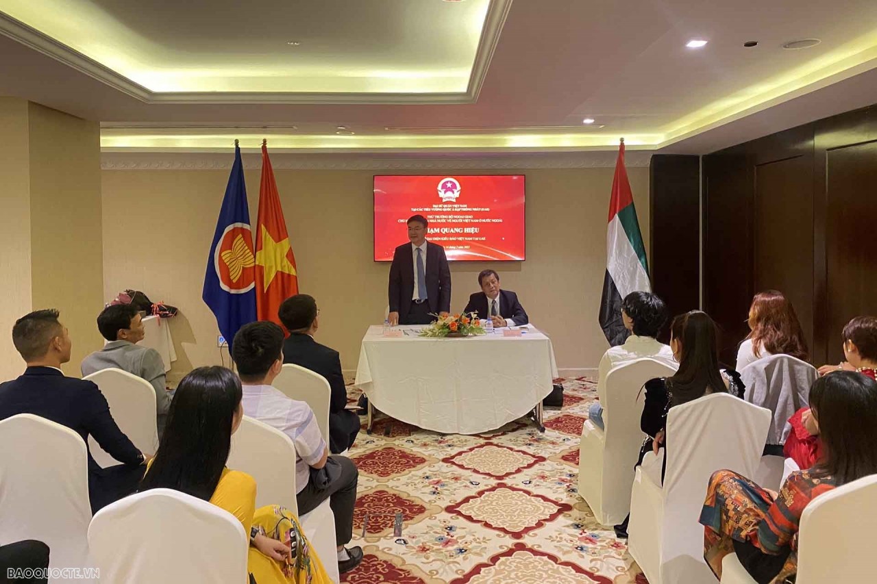 Meeting representatives of the Vietnamese community in the UAE. Photo: TG&VN Meeting representatives of the Vietnamese community in the UAE. Photo: TG&VN