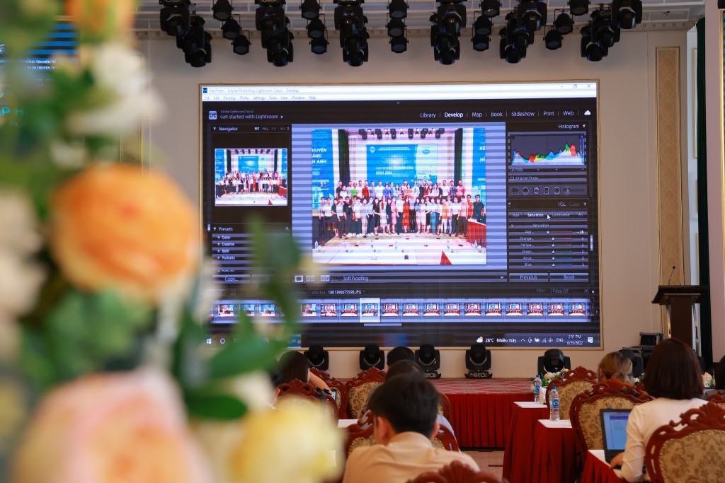 Các kiến thức và kỹ năng nhiếp ảnh số hiện đại đã được các học viên thực hành ngay trong buổi tập huấn. Các kiến thức và kỹ năng nhiếp ảnh số hiện đại đã được các học viên thực hành ngay trong buổi tập huấn.