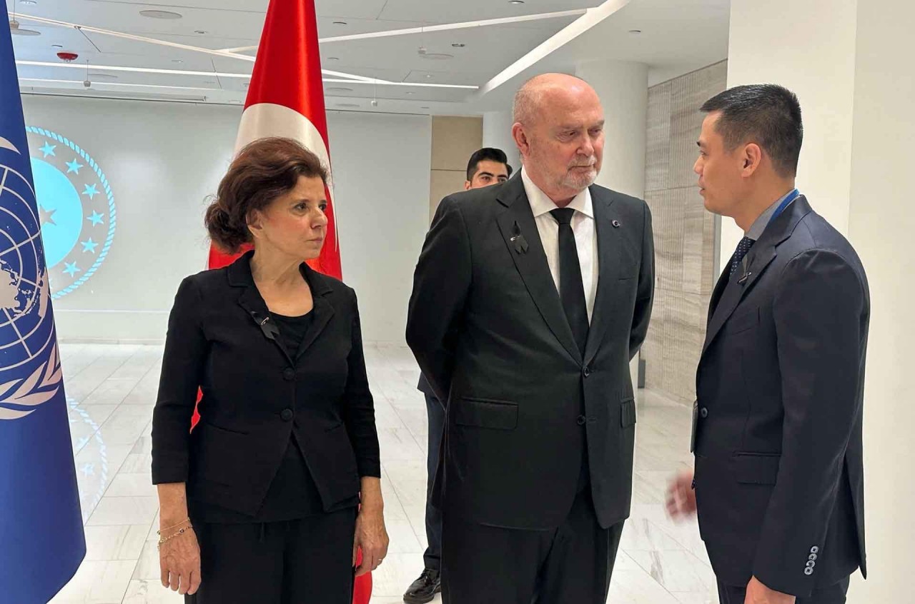 Ambassador Dang Hoang Giang (R) offers condolences to leaders of the Permanent Mission of Turkey to the UN at the commemoration on February 15. Photo: VNA Ambassador Dang Hoang Giang (R) offers condolences to leaders of the Permanent Mission of Turkey to the UN at the commemoration on February 15. Photo: VNA