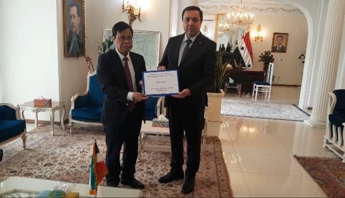 On February 14, at the headquarters of the Syrian Embassy, Ambassador Luong Quoc Huy signed the mourning book and handed over the donation of USS 1,000 to the Syrian Ambassador to Iran Daiyoub. Daiyoub expressed his sincere thanks to the Government and people of Vietnam for always supporting and helping the Syrian Government and people in the past and present. On February 14, at the headquarters of the Syrian Embassy, Ambassador Luong Quoc Huy signed the mourning book and handed over the donation of USS 1,000 to the Syrian Ambassador to Iran Daiyoub. Daiyoub expressed his sincere thanks to the Government and people of Vietnam for always supporting and helping the Syrian Government and people in the past and present.