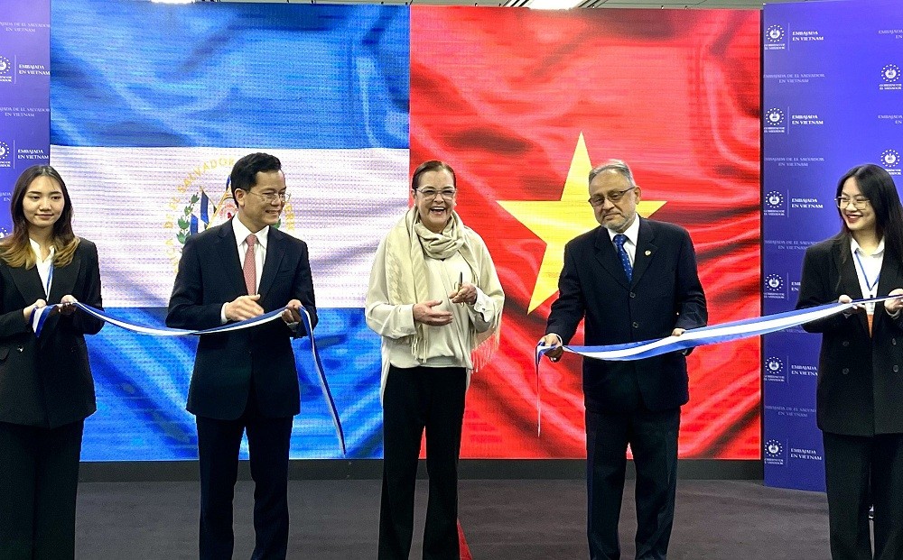 El Salvador’s Minister of Foreign Affairs Alexandra Hill Tinoco (middle) and Vietnam’s Foreign Deputy Minister Ha Kim Ngoc (second from left) cut the ribbon to open the El Salvador Embassy in Hanoi on February 15. Photo: El Salvador’s Minister of Foreign Affairs Alexandra Hill Tinoco (middle) and Vietnam’s Foreign Deputy Minister Ha Kim Ngoc (second from left) cut the ribbon to open the El Salvador Embassy in Hanoi on February 15. Photo: