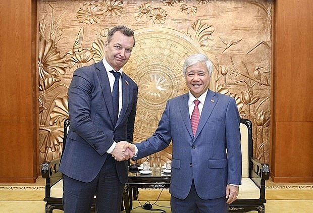 Secretary of the Party Central Committee and President of Vietnam Fatherland Front (VFF) Central Committee Do Van Chien (R) receives First Deputy Speaker of Russian Federal Assembly’s Federation Council Andrey Yatskin (Photo: VNA) Secretary of the Party Central Committee and President of Vietnam Fatherland Front (VFF) Central Committee Do Van Chien (R) receives First Deputy Speaker of Russian Federal Assembly’s Federation Council Andrey Yatskin (Photo: VNA)