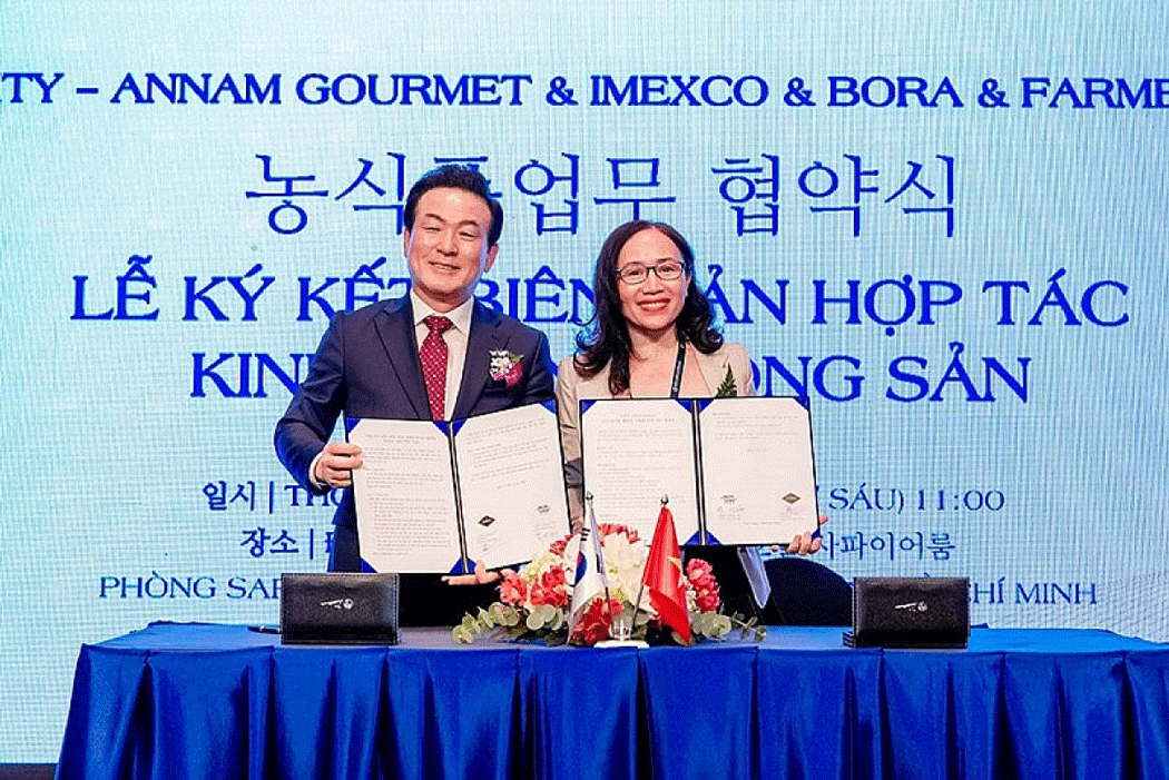 The administration of Nonsan City (Republic of Korea) and three businesses from Ho Chi Minh City sign a memorandum of co-operation on the import and export of agricultural products on February 17. (Photo: Congthuong.vn) The administration of Nonsan City (Republic of Korea) and three businesses from Ho Chi Minh City sign a memorandum of co-operation on the import and export of agricultural products on February 17. (Photo: Congthuong.vn)