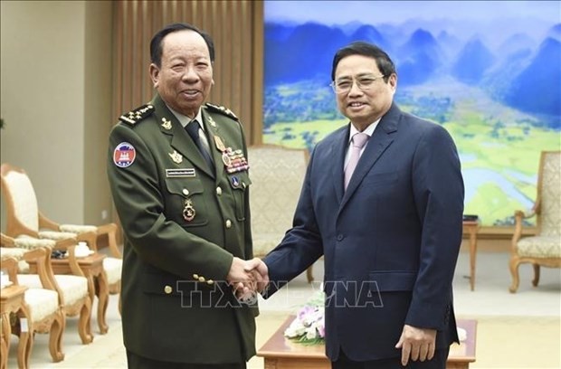 Prime Minister Pham Minh Chinh (R) receives General Tea Banh, Deputy Prime Minister and Minister of National Defence of Cambodia. Photo: VNA Prime Minister Pham Minh Chinh (R) receives General Tea Banh, Deputy Prime Minister and Minister of National Defence of Cambodia. Photo: VNA