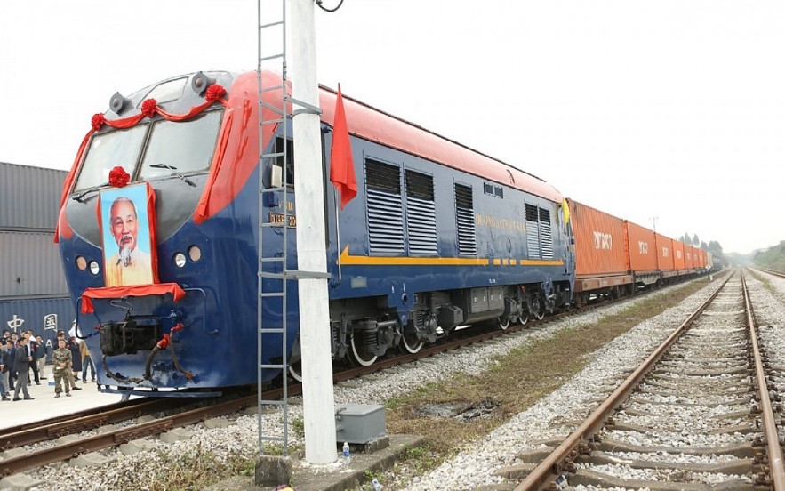 A Vietnam Railway (VNR) train carrying commodities departs from Kep station on February 18 morning en route to China’s Pingxiang station. (Photo: baobacgiang.com.vn) A Vietnam Railway (VNR) train carrying commodities departs from Kep station on February 18 morning en route to China’s Pingxiang station. (Photo: baobacgiang.com.vn)