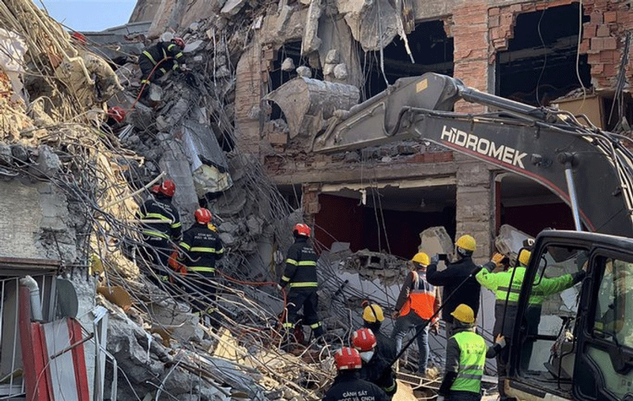 Vietnamese rescue workers undertake their mission at a site devastated by the earthquake in Turkey. Vietnamese rescue workers undertake their mission at a site devastated by the earthquake in Turkey.