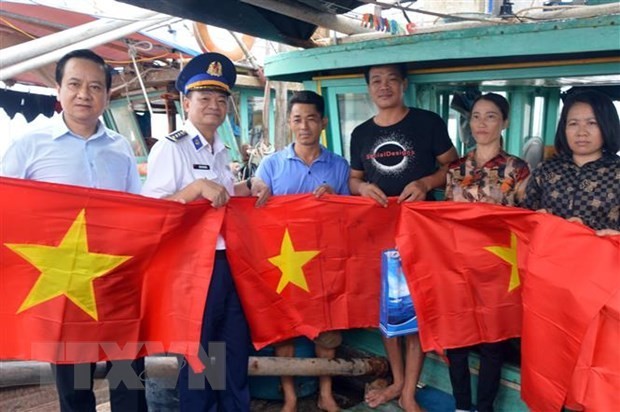 Đồng hành ngư dân vươn khơi, bám biển Đồng hành ngư dân vươn khơi, bám biển