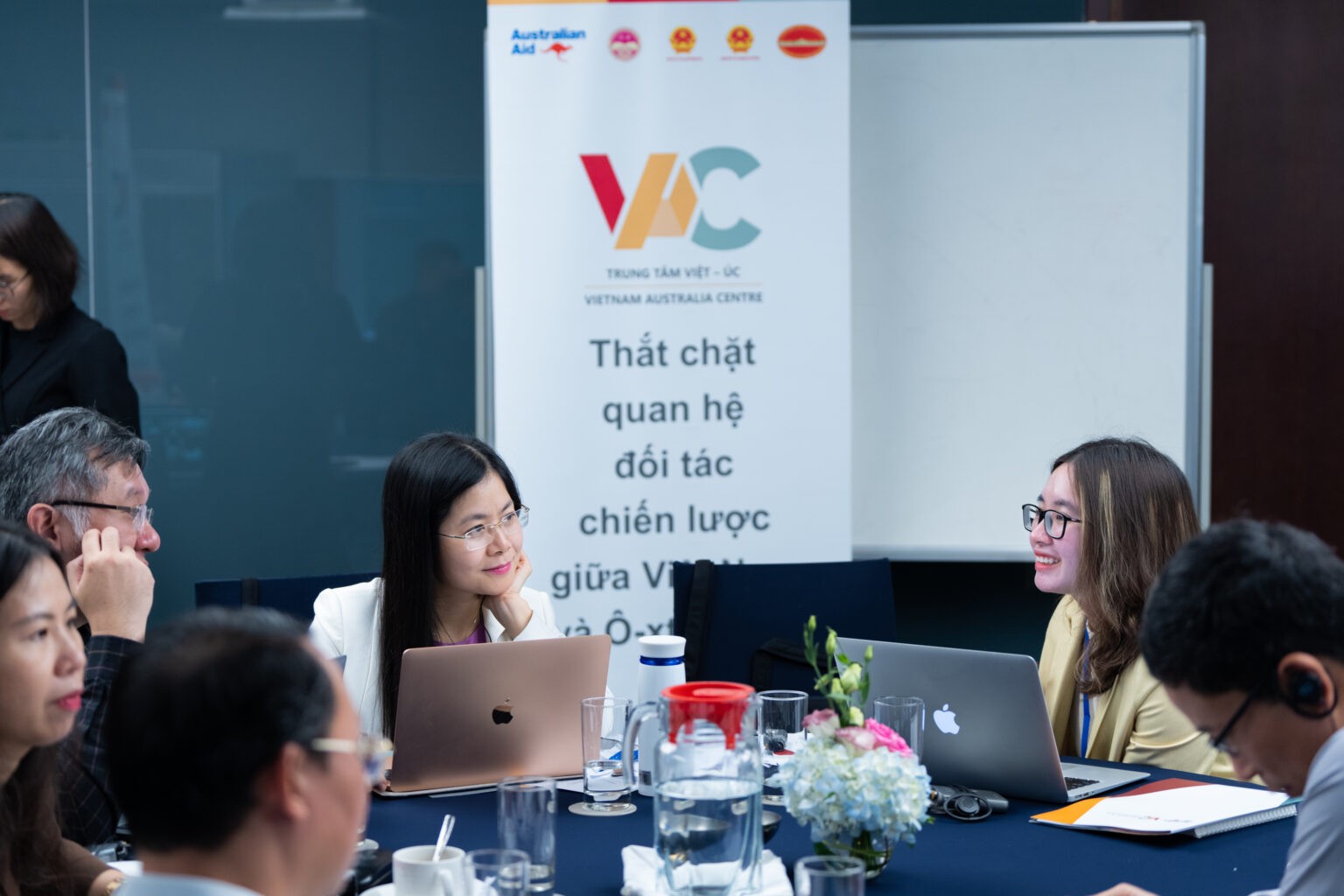 Các học viên hoàn thành bản thảo hồ sơ xin tài trợ nghiên cứu để cùng phân tích và đánh giá đồng cấp Các học viên hoàn thành bản thảo hồ sơ xin tài trợ nghiên cứu để cùng phân tích và đánh giá đồng cấp