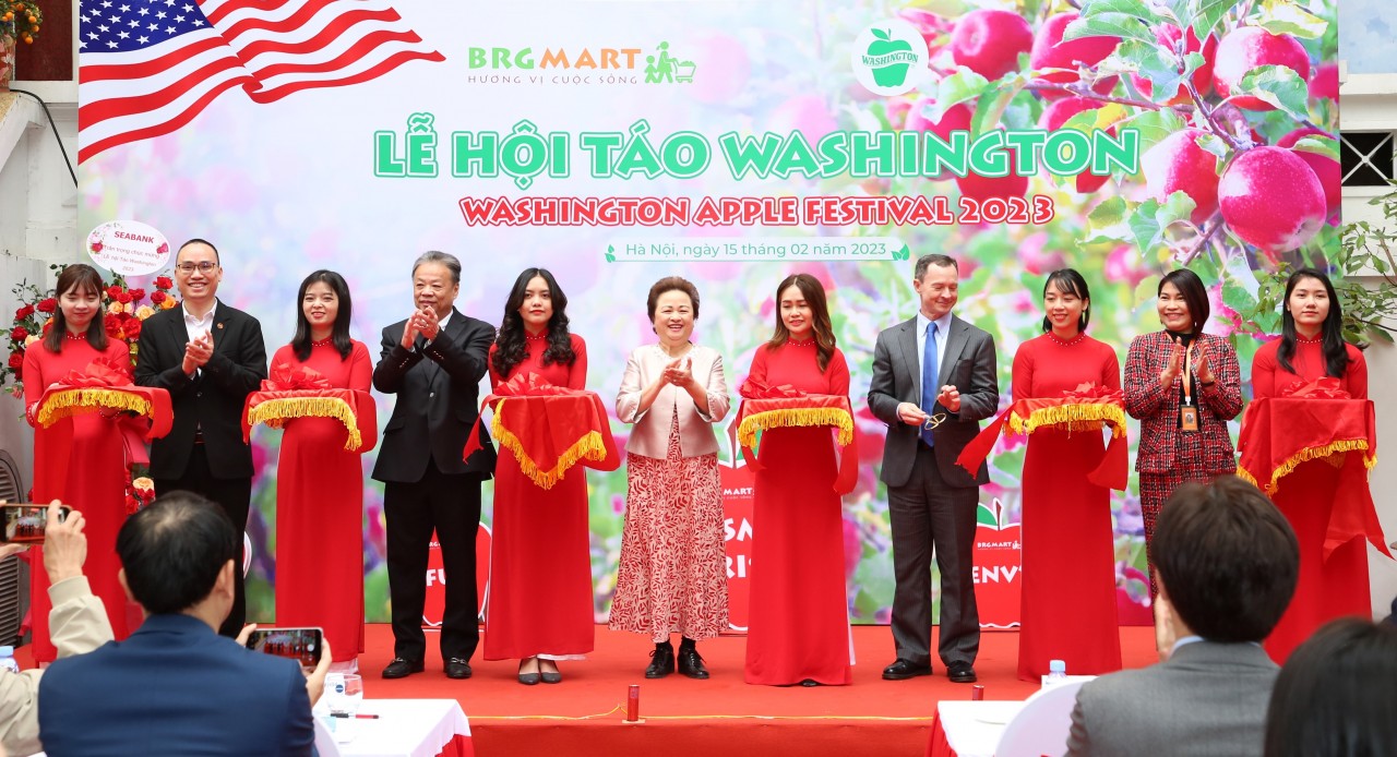 Đại biểu cắt băng khai mạc Lễ Hội Táo Washington BRGMart 2023. Đại biểu cắt băng khai mạc Lễ Hội Táo Washington BRGMart 2023.