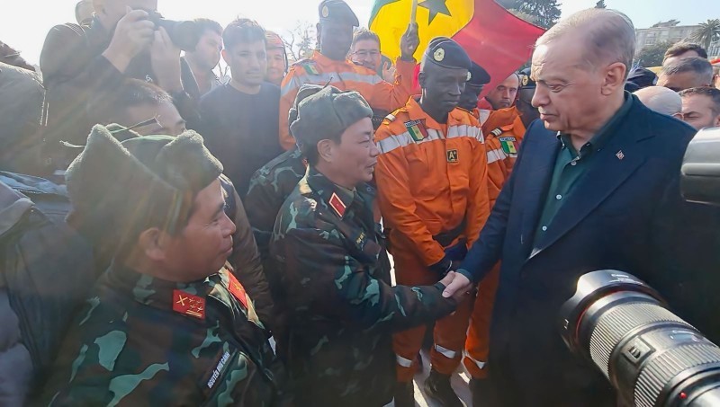 Tổng thống Thổ Nhĩ Kỳ đến thực địa cảm ơn lực lượng tìm kiếm cứu nạn của Việt Nam Tổng thống Thổ Nhĩ Kỳ đến thực địa cảm ơn lực lượng tìm kiếm cứu nạn của Việt Nam
