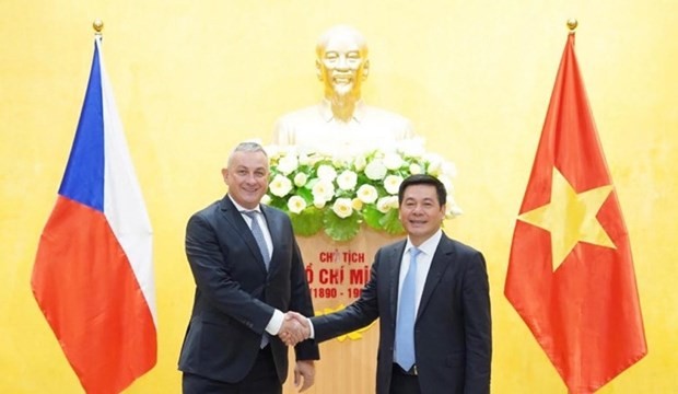 Minister of Industry and Trade Nguyen Hong Dien (right) receives his Czech counterpart Jozef Sileka on February 20. (Photo: Ministry of Industry and Trade Minister of Industry and Trade Nguyen Hong Dien (right) receives his Czech counterpart Jozef Sileka on February 20. (Photo: Ministry of Industry and Trade