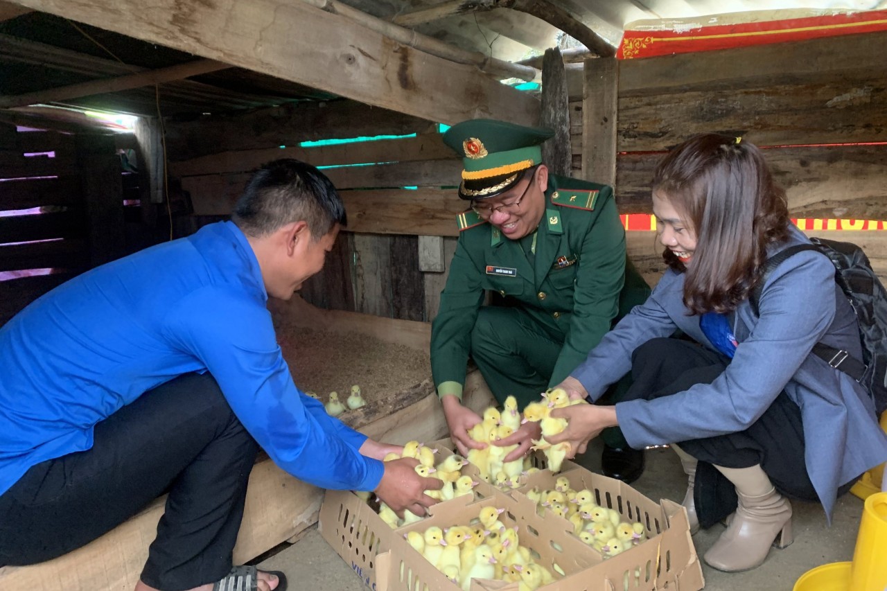 Trao tặng ngan giống cho các hộ gia đình có hoàn cảnh khó khăn. (Ảnh: Võ Tiến) Trao tặng ngan giống cho các hộ gia đình có hoàn cảnh khó khăn. (Ảnh: Võ Tiến)
