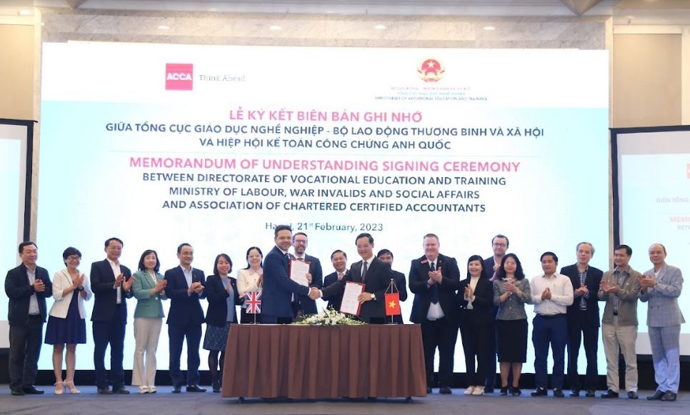 At the signing ceremony. Source: British Embassy in Vietnam At the signing ceremony. Source: British Embassy in Vietnam