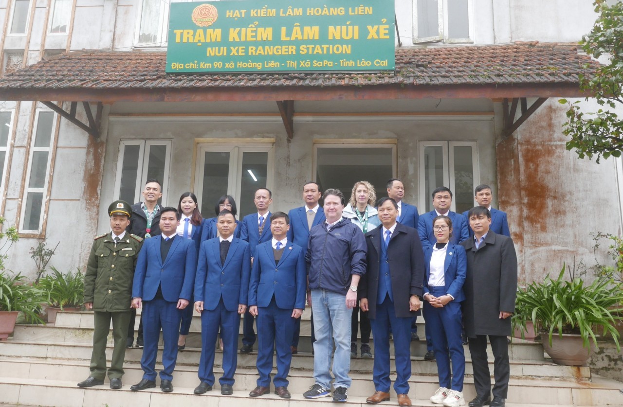Đại sứ Knapper tham quan Vườn Quốc gia Hoàng Liên cùng các quản lý của vườn.