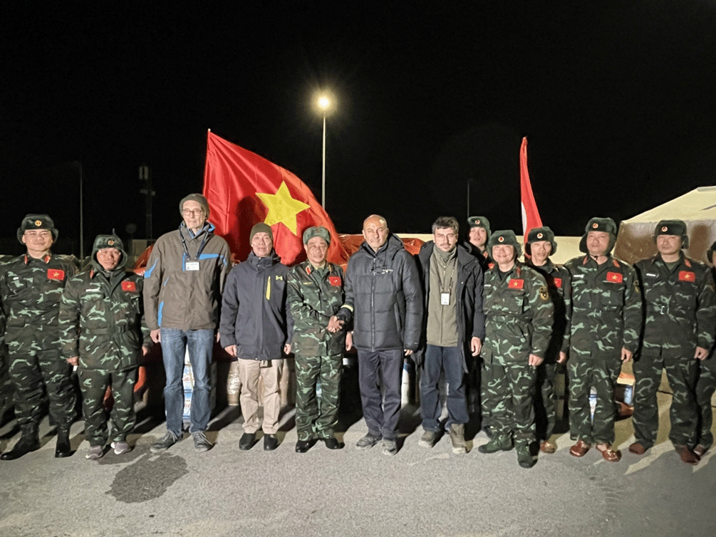 Representatives of the Vietnamese rescue force and the National Coordinating Agency of the Disaster and Emergency Management Presidency (AFAD) at the handover ceremony. Representatives of the Vietnamese rescue force and the National Coordinating Agency of the Disaster and Emergency Management Presidency (AFAD) at the handover ceremony.