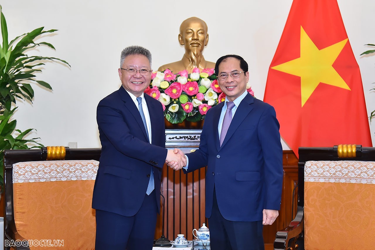 Minister of Foreign Affairs Bui Thanh Son welcomes Secretary of the Party Committee of China’s Hainan province, Shen Xiaoming. Photo: TG&VN Minister of Foreign Affairs Bui Thanh Son welcomes Secretary of the Party Committee of China’s Hainan province, Shen Xiaoming. Photo: TG&VN