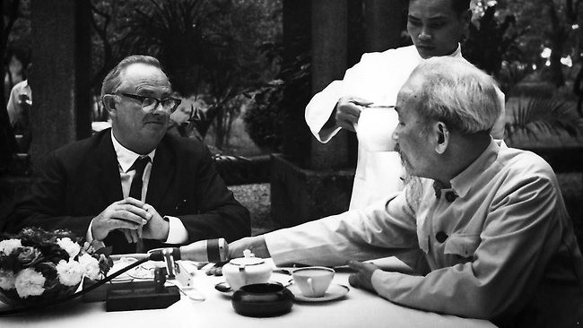 Nhà báo Wilfred Graham Burchett trong một lần phỏng vấn Bác Hồ. (Nguồn: The Australian)