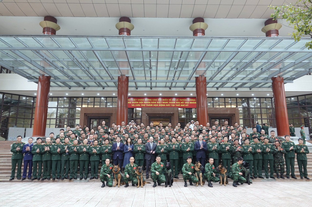 Đại biểu lãnh đạo, quan khách quốc tế và 76 quân nhân tham dự lễ tuyên dương (Ảnh: Nguyễn Minh). Đại biểu lãnh đạo, quan khách quốc tế và 76 quân nhân tham dự lễ tuyên dương (Ảnh: Nguyễn Minh).