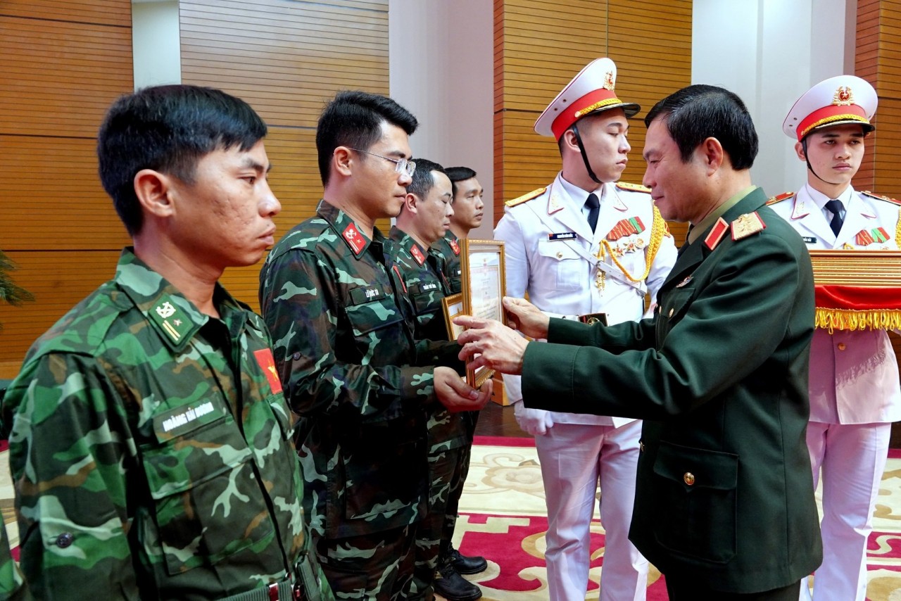 Tổng Tham mưu trưởng Nguyễn Tân Cương trao Bằng khen tặng các quân nhân (Ảnh: Quốc tế Thanh niên). Tổng Tham mưu trưởng Nguyễn Tân Cương trao Bằng khen tặng các quân nhân (Ảnh: Quốc tế Thanh niên).