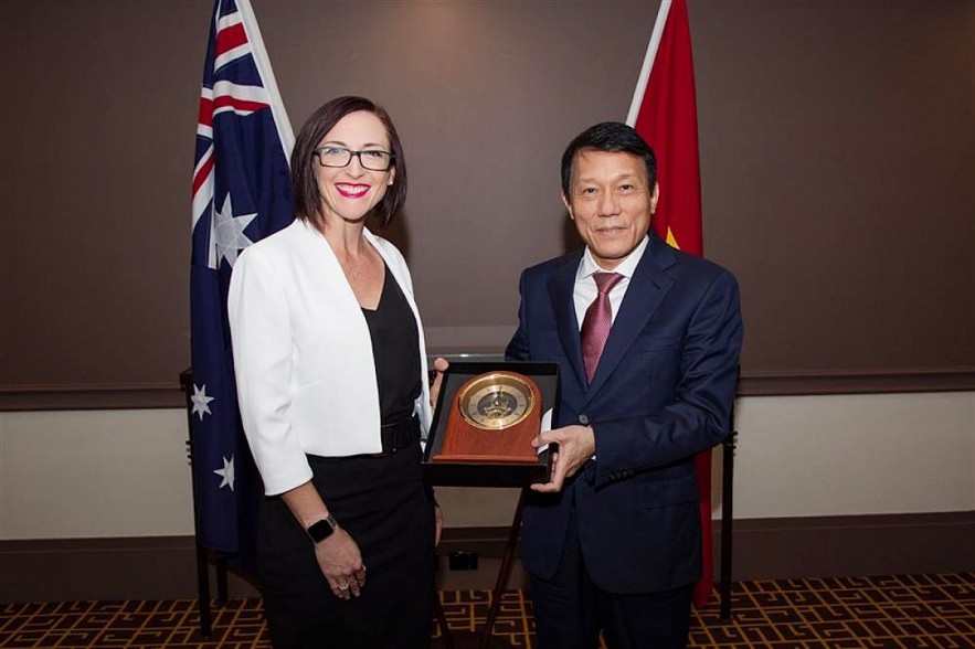 Sophie Sharpe, deputy secretary in charge of the Executive Group at the Australian Department of Home Affairs, presents a gift to Senior Lieutenant General Luong Tam Quang, deputy minister of Public Security of Vietnam. (Photo: Ministry of Public Security) Sophie Sharpe, deputy secretary in charge of the Executive Group at the Australian Department of Home Affairs, presents a gift to Senior Lieutenant General Luong Tam Quang, deputy minister of Public Security of Vietnam. (Photo: Ministry of Public Security)