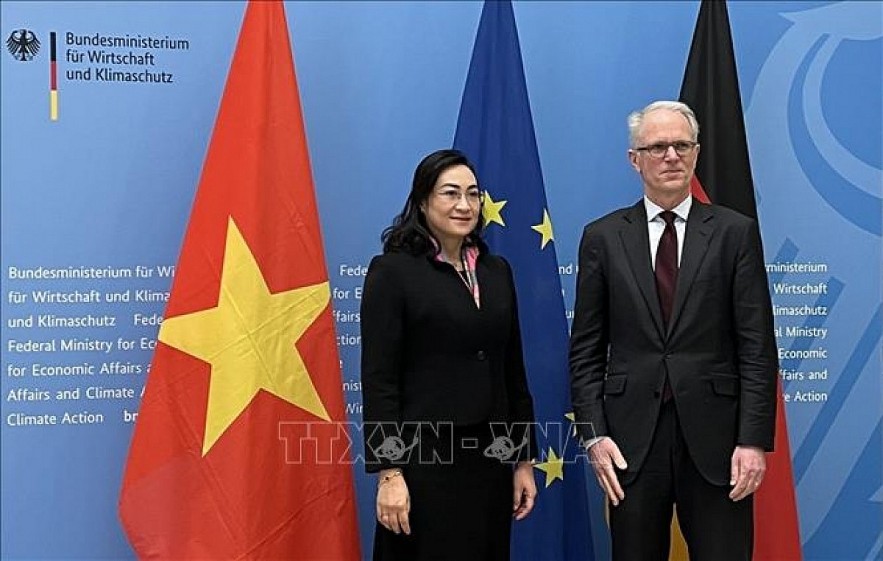 Vietnamese Deputy Minister of Industry and Trade Phan Thi Thang (L) and State Secretary at the German Ministry of Economic Affairs and Climate Action (BMWK) Udo Philipp co-chair the second Vietnam –Germany Joint Committee on Economic Cooperation in Berlin on February 23. (Photo: VNA) Vietnamese Deputy Minister of Industry and Trade Phan Thi Thang (L) and State Secretary at the German Ministry of Economic Affairs and Climate Action (BMWK) Udo Philipp co-chair the second Vietnam –Germany Joint Committee on Economic Cooperation in Berlin on February 23. (Photo: VNA)