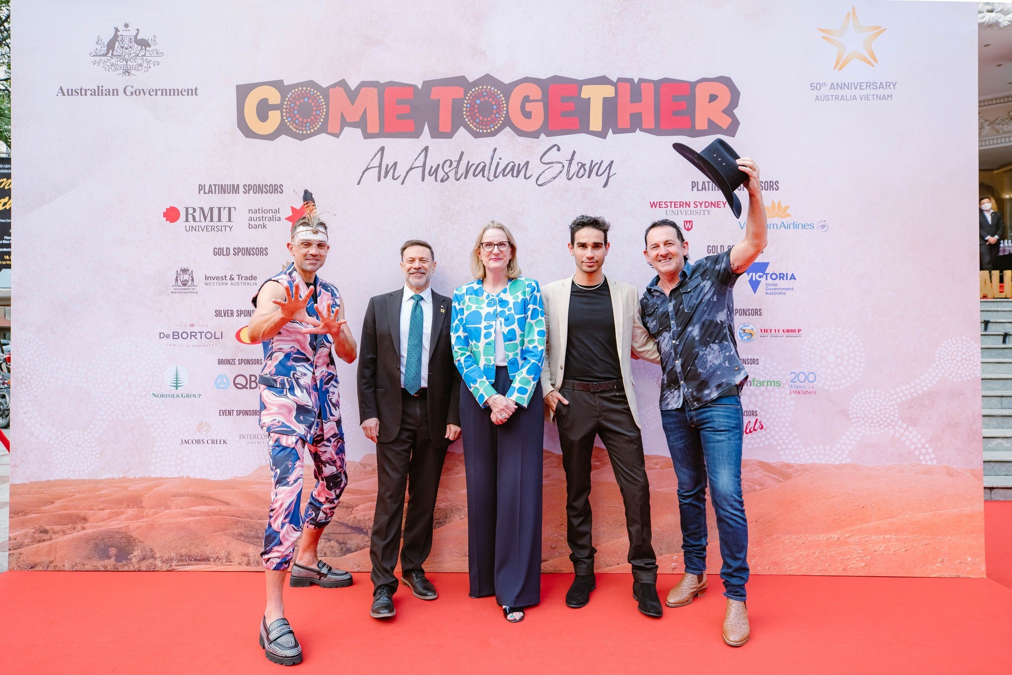 Đại sứ Australia tại Việt Nam Andrew Goledzinowski (thứ hai, từ trái sang) và bà Sarah Hooper, Tổng lãnh sự Astralia tại TP.HCM Đại sứ Australia tại Việt Nam Andrew Goledzinowski (thứ hai, từ trái sang) và bà Sarah Hooper, Tổng lãnh sự Astralia tại TP.HCM