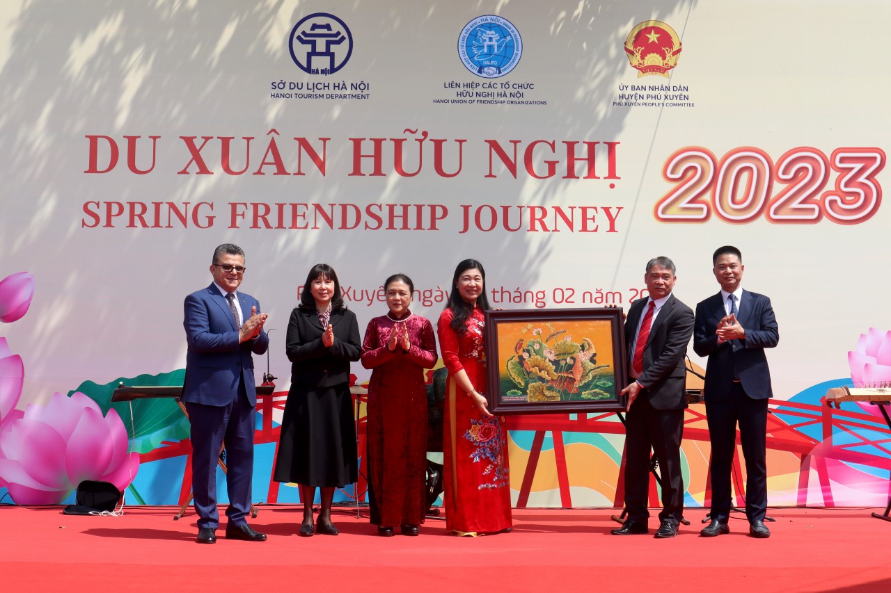Hơn 400 đại biểu Việt Nam và quốc tế tham gia “Hành trình hữu nghị 2023” Hơn 400 đại biểu Việt Nam và quốc tế tham gia “Hành trình hữu nghị 2023”