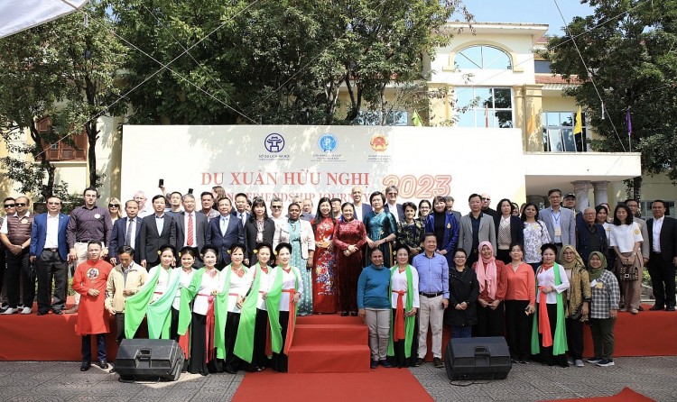 “Hành trình hữu nghị 2023” đưa bạn bè quốc tế trải nghiệm văn hóa làng nghề truyền thống khảm trai, sơn mài Hà Nội: Bạn bè quốc tế du xuân vãn cảnh chùa, trải nghiệm văn hóa làng nghề