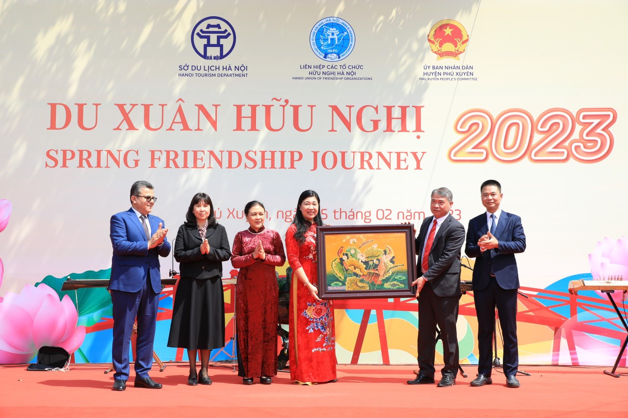 “Hành trình hữu nghị 2023” đưa bạn bè quốc tế trải nghiệm văn hóa làng nghề truyền thống khảm trai, sơn mài “Hành trình hữu nghị 2023” đưa bạn bè quốc tế trải nghiệm văn hóa làng nghề truyền thống khảm trai, sơn mài