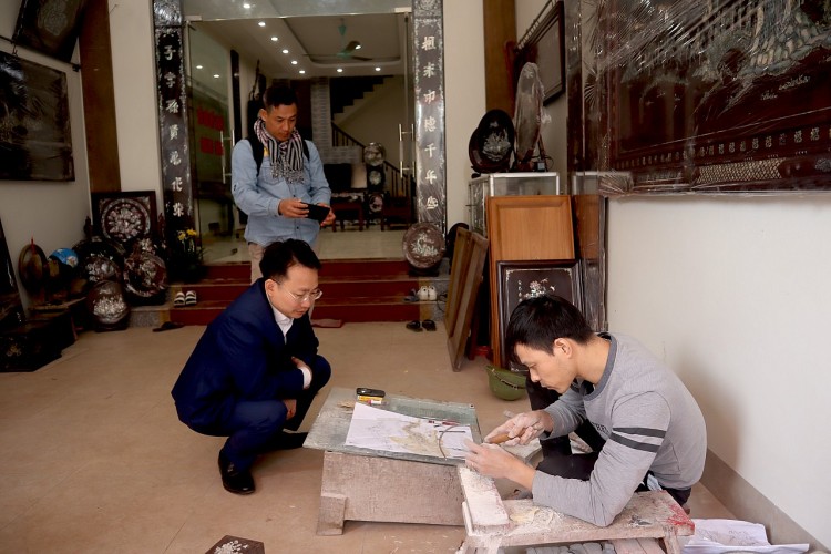 “Hành trình hữu nghị 2023” đưa bạn bè quốc tế trải nghiệm văn hóa làng nghề truyền thống khảm trai, sơn mài Hà Nội: Bạn bè quốc tế du xuân vãn cảnh chùa, trải nghiệm văn hóa làng nghề